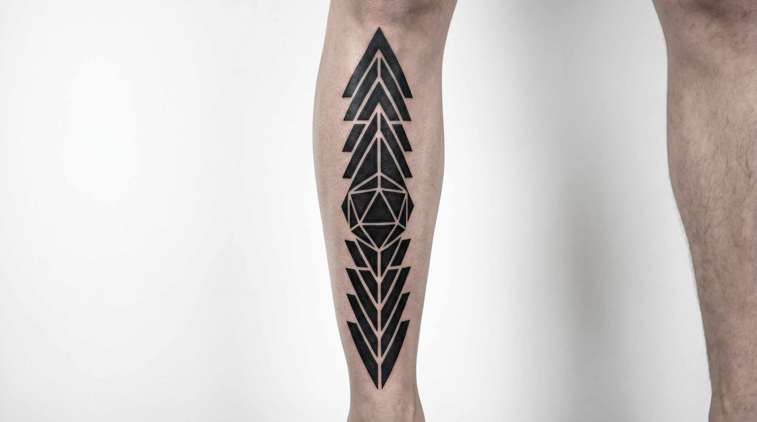 Suggestivo tatuaggio geometrico Blackwork che si estende verticalmente lungo la parte frontale della tibia. Il design presenta linework nitido e intersecato, con intensi giochi di spazio negativo nero che accentuano la lunghezza della parte inferiore della gamba.
