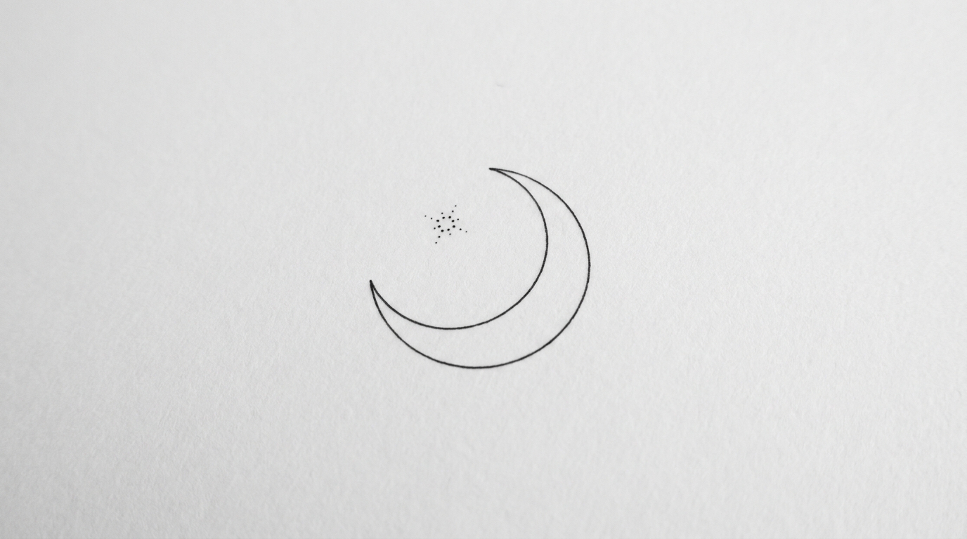 Disegno di tatuaggio minimalista fineline raffigurante una luna crescente nitida e pulita, accompagnata da una piccola stella in dotwork posizionata delicatamente appena dietro l’orecchio.
